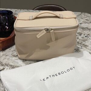 Leatherology Cream Cosmetic Bag MEDIUM TRAIN CASE